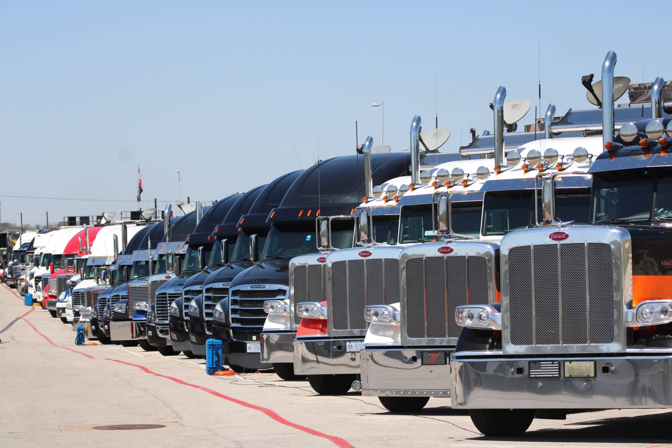 Les camions des équipes NASCAR à Austin